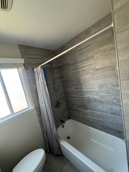 Building Photo - 844 N Vine Ave