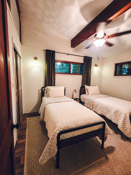 2nd bedroom offers two twin beds; main floor - 1008 W Singing Woods Rd