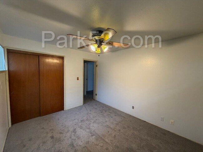 Building Photo - 602 N Huson St