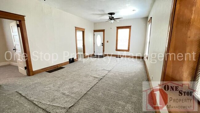 Building Photo - Adorable 3 Bedroom, 1 Bathroom in Independ...