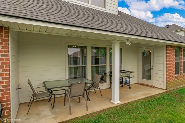 Building Photo - Legacy Home!