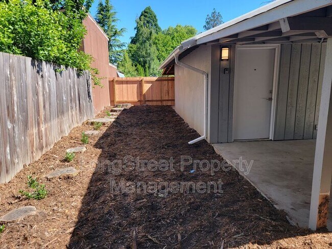 Building Photo - 1140 SW Stamm Pl