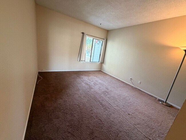 Building Photo - LARGE SECOND FLOOR CONDO UNIT IN FREMONT!