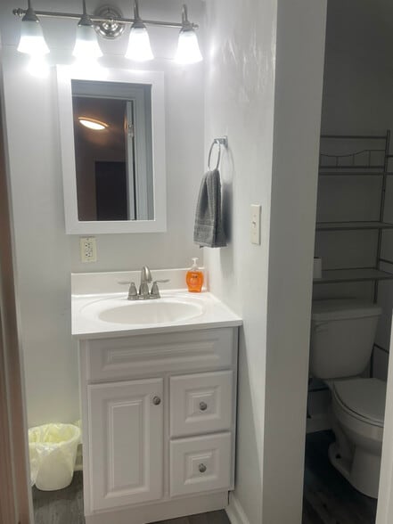 Building Photo - 1085 W Shore Dr