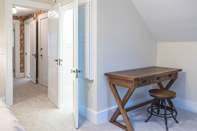 Building Photo - Quaint 4 bedroom Erie Home with Central Air & Garage Parking