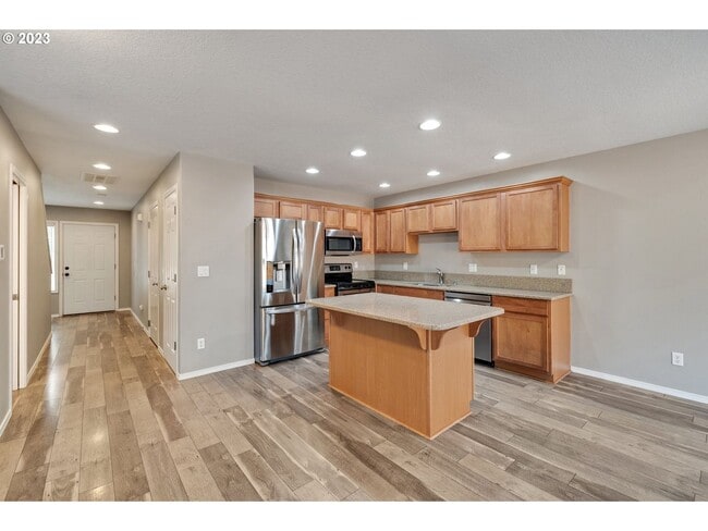 Building Photo - Stunning townhouse in Canby- 3 bed / 2.5 b...