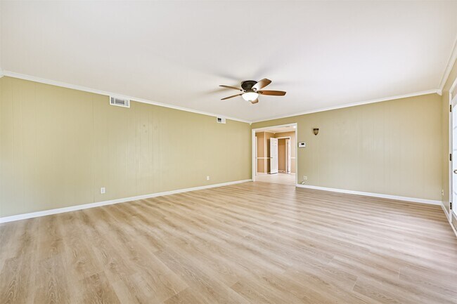 Building Photo - 807 Temple Dr