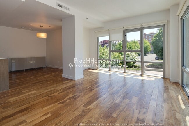 Building Photo - Luxurious One Bedroom Condo at the Pearl District Waterfront!