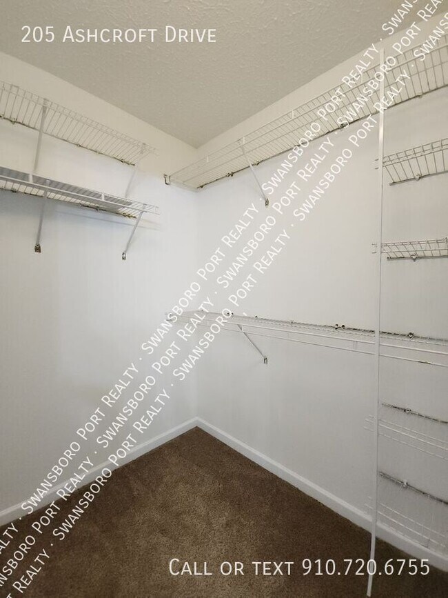 Building Photo - 205 Ashcroft Dr
