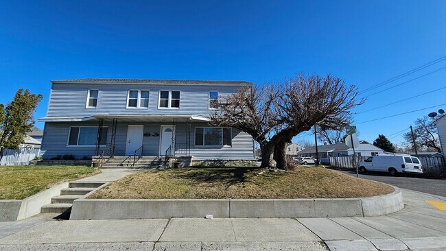 Building Photo - Pet Friendly Richland Duplex!