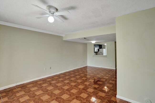 Building Photo - Townhouse with 2 Beds, 2.5 Baths, In-Unit Washer/Dryer