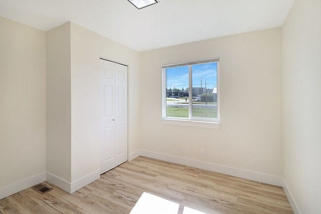 Building Photo - 3 Bed 2 Bath - Excellent Condition - WSG Included - Pet Friendly - Island Hospital