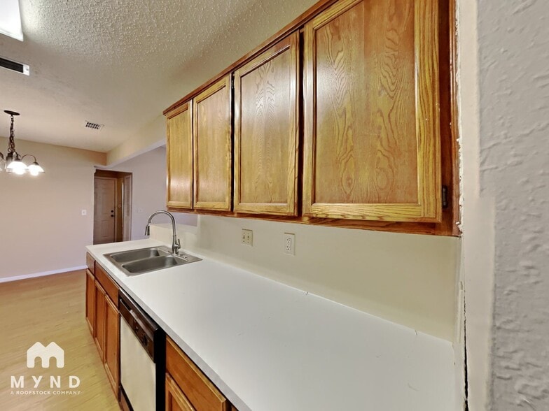 Building Photo - 1213 Hyridge St