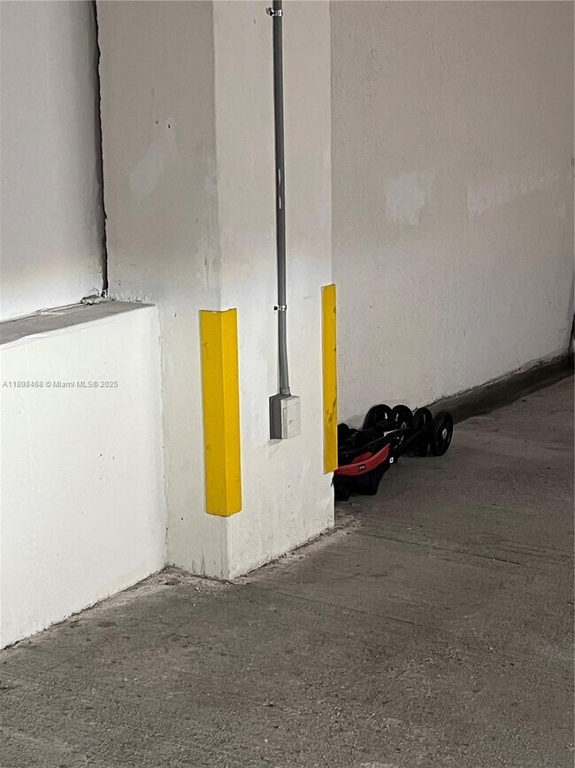 Building Photo - 16500 Collins Ave