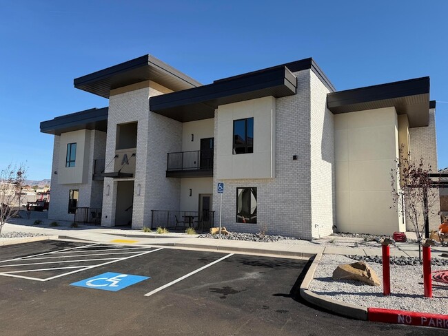 Building Photo - 983 W State St