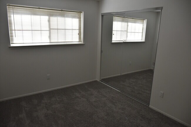 Building Photo - 806 Bloomfield Village Blvd