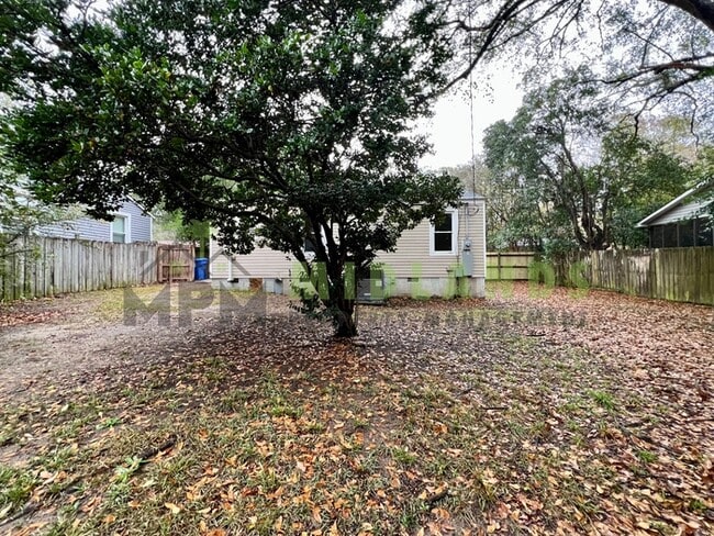 Building Photo - 2728 Holt Dr