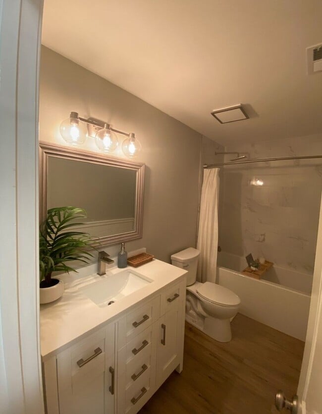 Building Photo - Beautiful Waterfront home with private dock