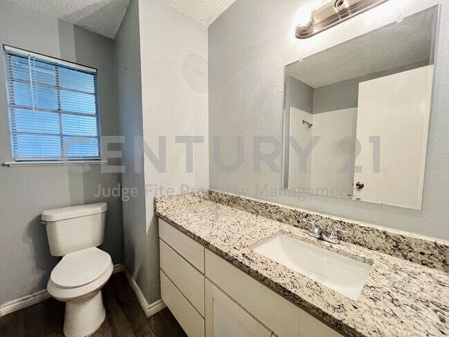 Building Photo - Beautifully Updated 5/3/2 in Fort Worth Fo...