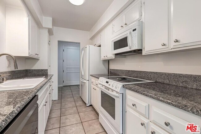 Building Photo - 809 S Bundy Dr
