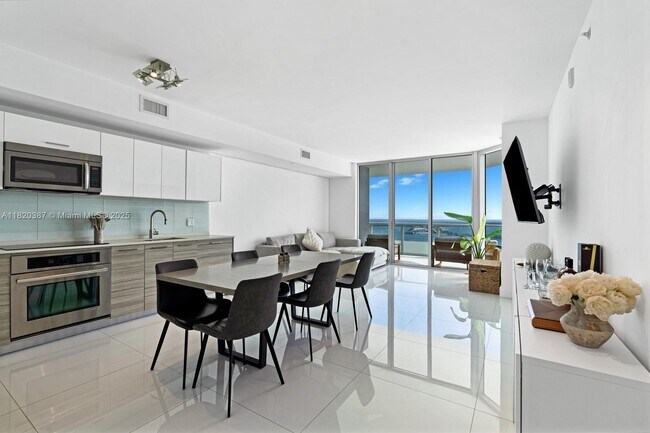 Building Photo - 1300 Brickell Bay Dr
