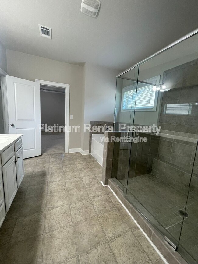Building Photo - 5180 Mirror Lake Dr