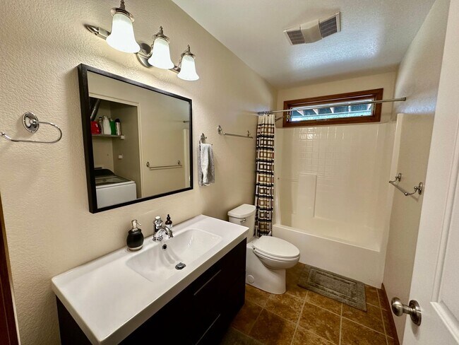 Building Photo - Stunning Running Y Ridge Home with Lake Views – Furnished or Unfurnished!