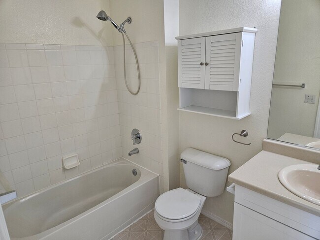 Building Photo - 2 bed 1.5 bath 2nd floor Condo.