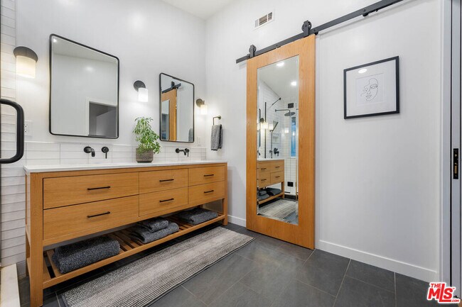 Building Photo - 1220 Dincara Rd