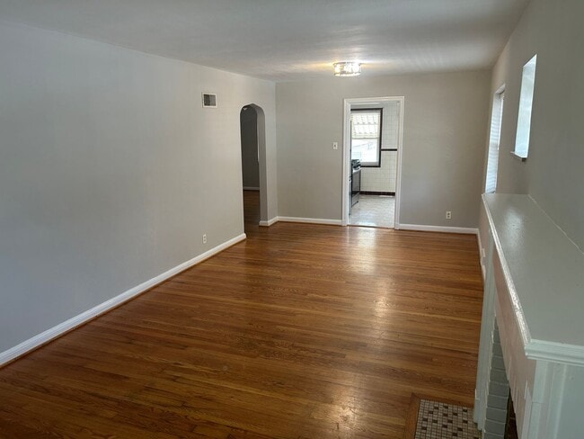 Building Photo - Lovely refreshed Southhampton home