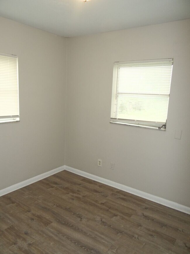 Building Photo - 3 Bedroom, 1 bath home - Just renovated