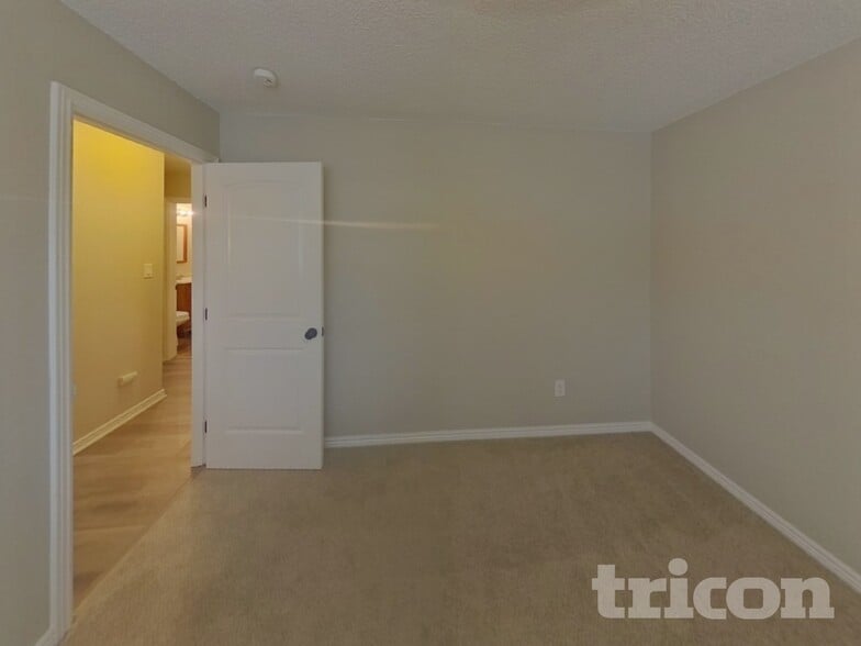 Building Photo - 6725 Defoe Ave