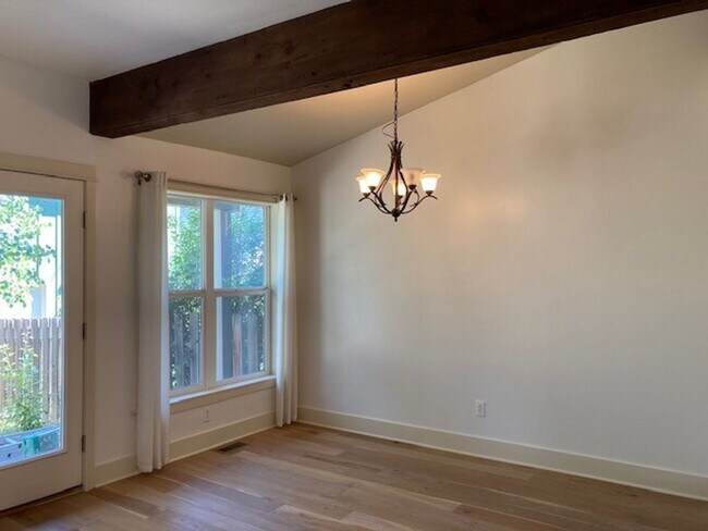 Building Photo - Charming in the Heart of Bozeman