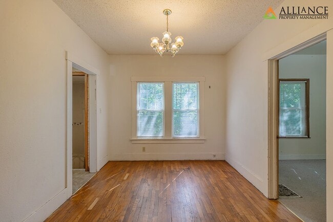 Building Photo - Perfect Location!