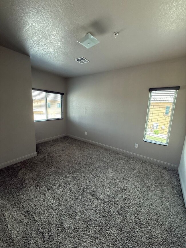 Building Photo - Luxury End Unit in El Dorado Condo for Rent