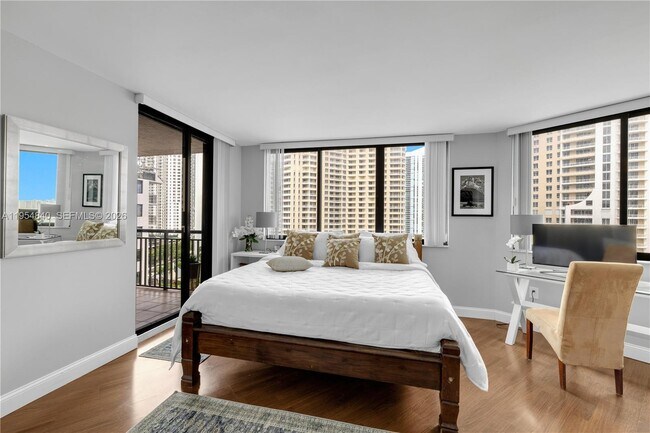 Building Photo - 540 Brickell Key Dr