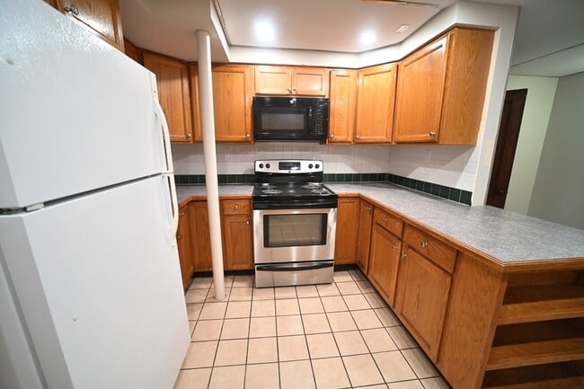 Primary Photo - 1904 Beacon St