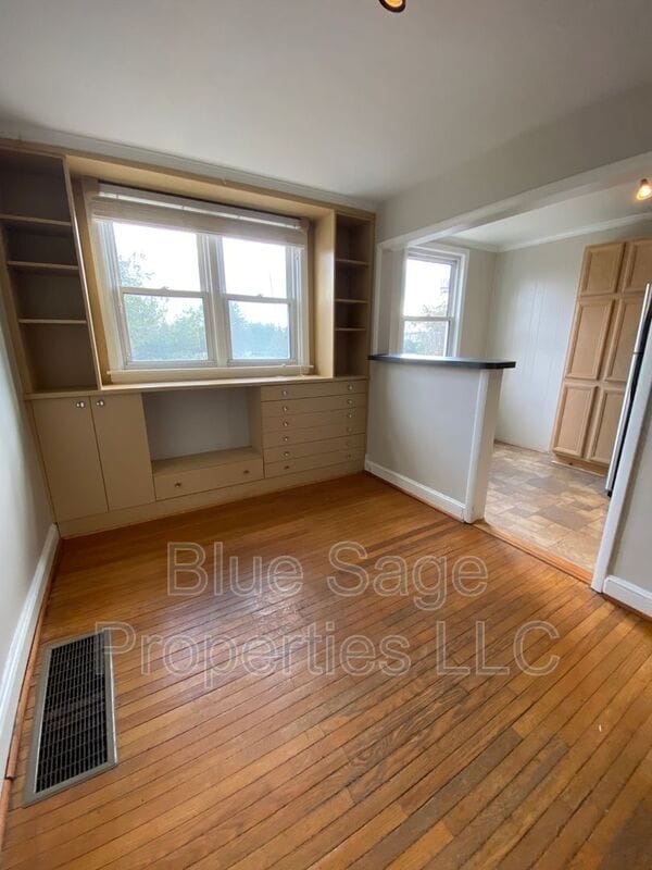 Building Photo - 2254 S Harwood Ave