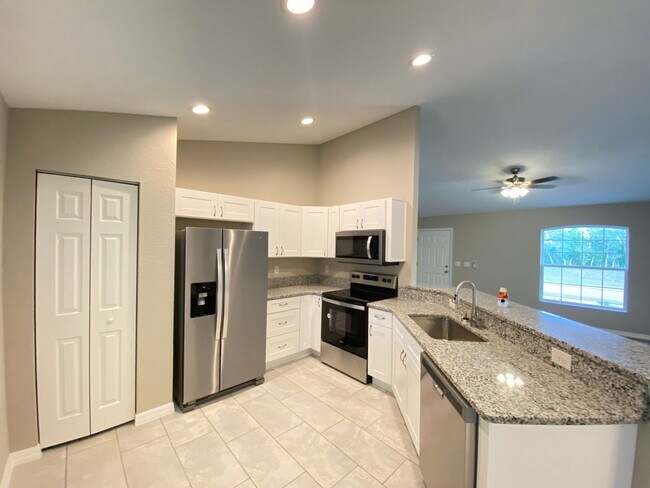 Building Photo - Custom Home - Desirable SW Ocala neighborhood 3/2/2 ** Wont Last**