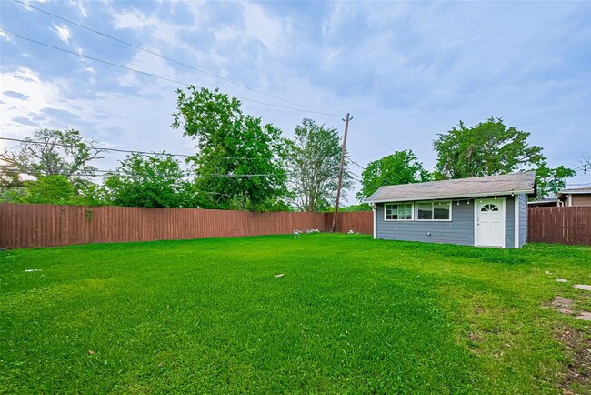 Building Photo - 2226 Rainbow Dr