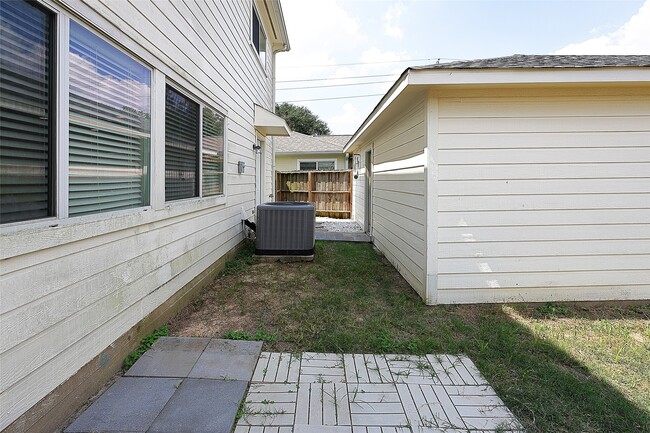Building Photo - 6315 Settlers Square Ln