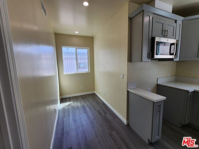 Building Photo - 1535 W 80th St