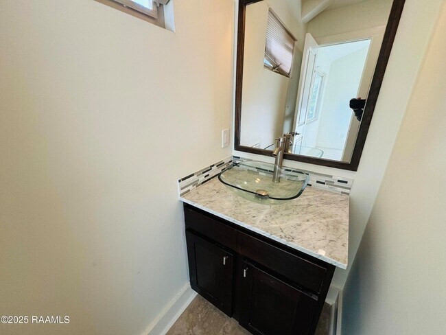 Building Photo - 113 Bayou St