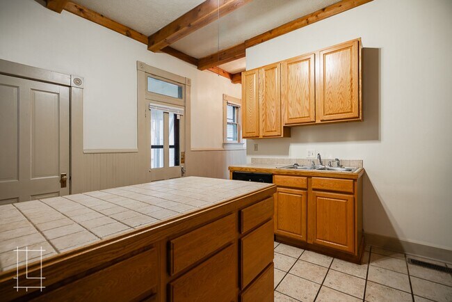 Building Photo - 836 Neil Ave