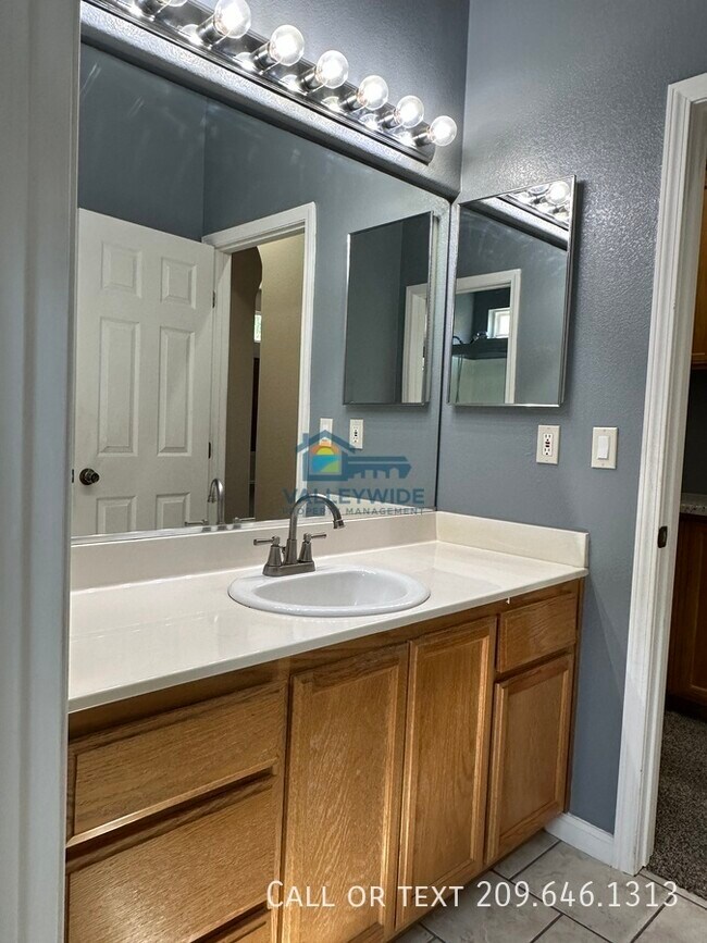 Building Photo - 2555 Crestmore Cir