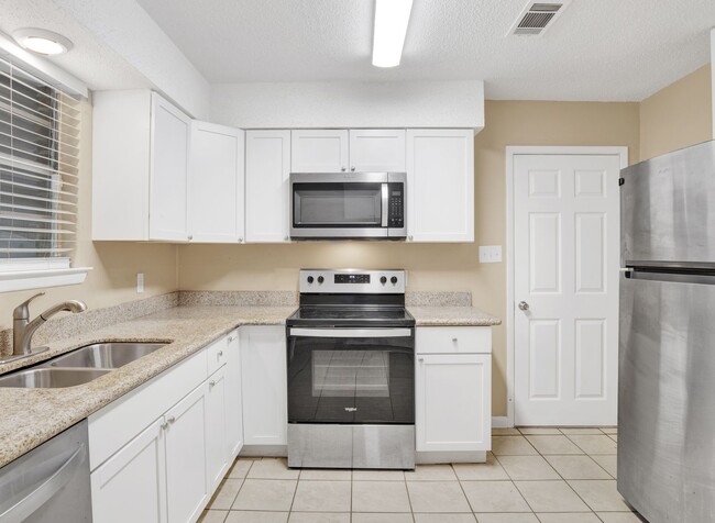 Building Photo - 4 Bed Home Close to NAS Pensacola