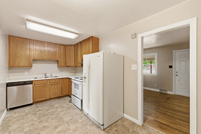 Building Photo - Four Bedroom Home In Aurora - ready ASAP. Brand New Paint Top to Bottom, with updated flooring!