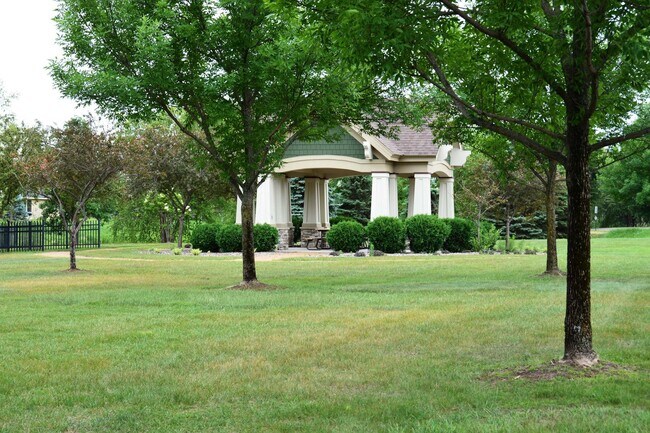 Building Photo - Spacious 4-Bed 3.5-Bath in Blaine - Available 6/10!