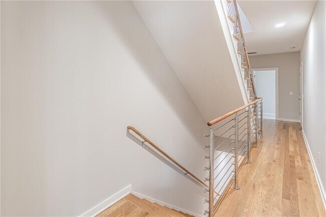 Building Photo - 472 Martin St SE