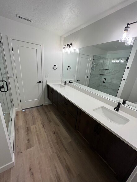 Building Photo - 520 S Orchard Dr